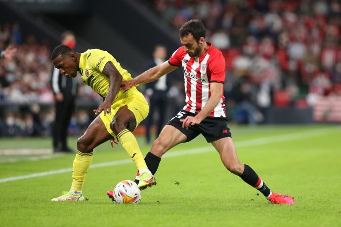 Iñigo Lekue pugna por un balón con Pervis Estupiñán en el partido de la décima jornada entre Athletic y Villarreal.