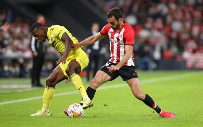 Iñigo Lekue pugna por un balón con Pervis Estupiñán en el partido de la décima jornada entre Athletic y Villarreal. Iñigo Lekue pugna por un balón con Pervis Estupiñán en el partido de la décima jornada entre Athletic y Villarreal.