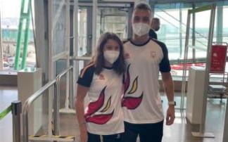 Imagen del nadador vasco Iñigo Llopis junto a Nahia Zudair