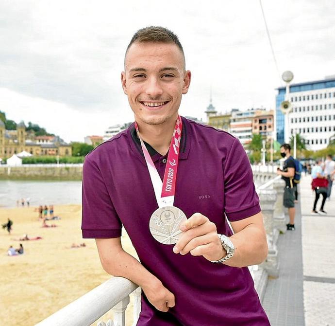 Iñigo Llopis posa en Donostia con su medalla paralímpica. Foto: Efe