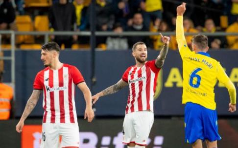 Iñigo Martínez contradice a José Mari, que reclama una cartulina.