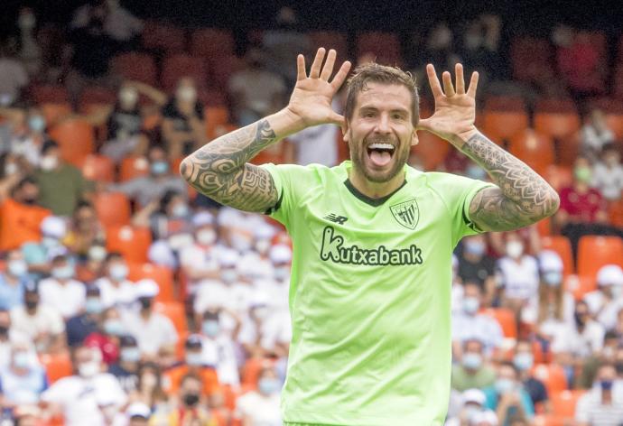 Iñigo Martínez celebra su gol ante el Valencia.