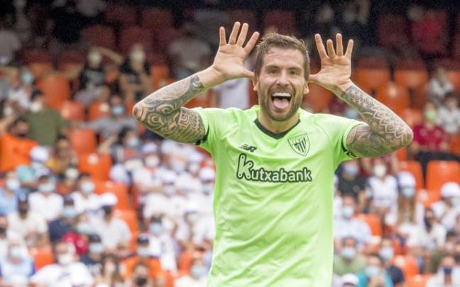 Iñigo Martínez celebra su gol ante el Valencia.