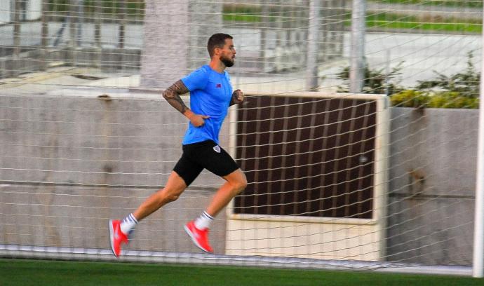 Iñigo Martínez, baja de última hora ante el Espanyol, realiza carrera continua en el entrenamiento de ayer miércoles.