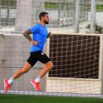 Iñigo Martínez, baja de última hora ante el Espanyol, realiza carrera continua en el entrenamiento de ayer miércoles.