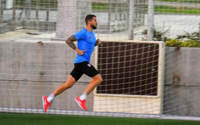 Iñigo Martínez, baja de última hora ante el Espanyol, realiza carrera continua en el entrenamiento de ayer miércoles.