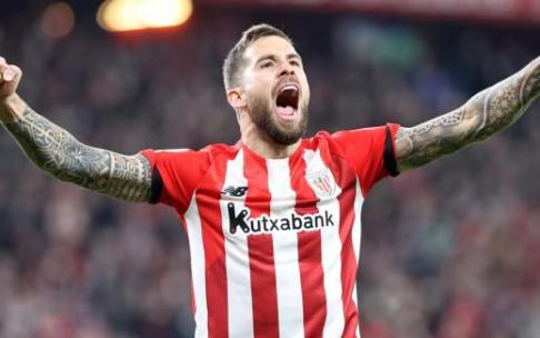Iñigo Martínez, eufórico, festeja uno de los cuatro goles que el Athletic le endosó a la Real Sociedad.