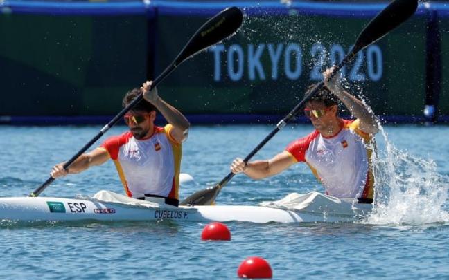 Paco Cubelos, delante, e Iñigo Peña, detrás, durante la final de piragüismo sprint que se disputó ayer en Tokio