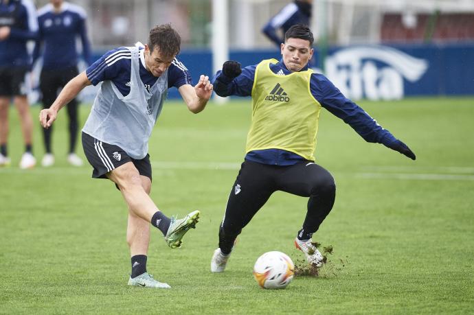 Iñigo Pérez y el Chimy Ávila, en un entrenamiento en Tajonar.