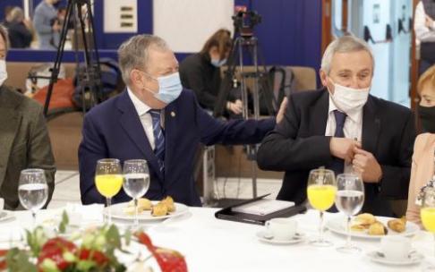 Iñigo Ucín, entre los consejeros Pedro Azpiazu y Arantza Tapia, en el Fórum Europa.