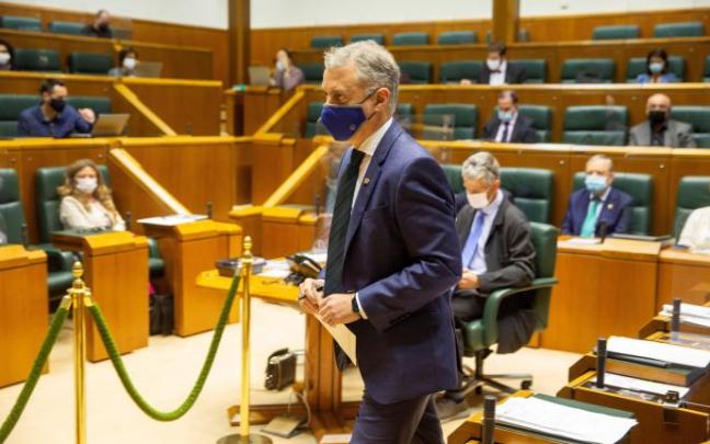 El lehendakari, Iñigo Urkullu, se dispone a tomar la palabra en el pleno de control al Gobierno
