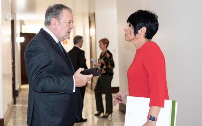 El consejero de Economía, Pedro Azpiazu, conversa con la portavoz de EH Bildu, Maddalen Iriarte, antes de un pleno en 2018.