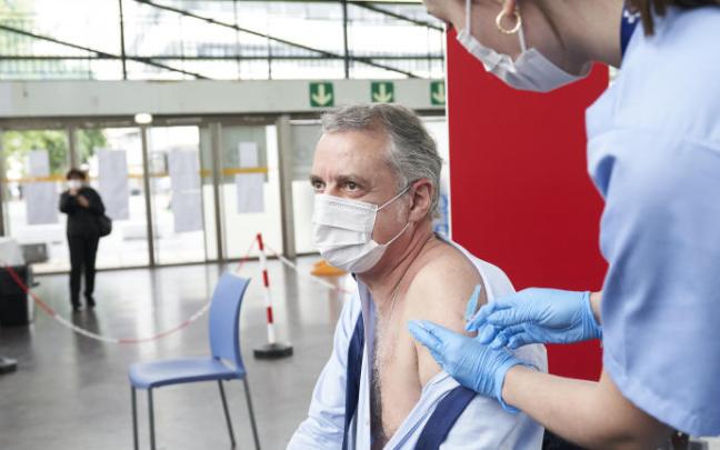 El lehendakari, en el momento de recibir la vacuna