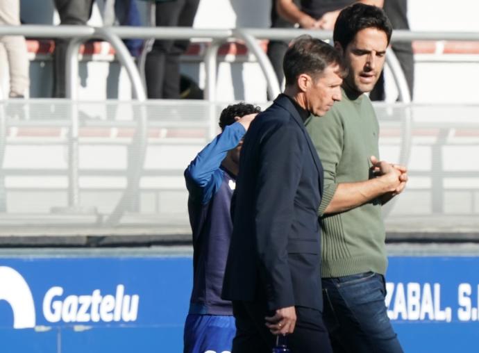 Vélez de Mendizabal y Ziganda hablan al final del partido.