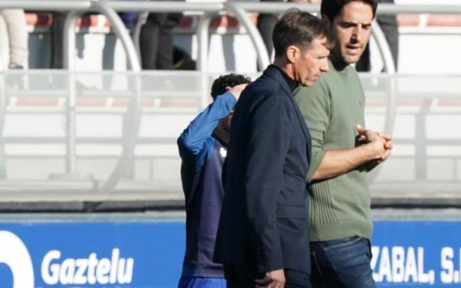 Vélez de Mendizabal y Ziganda hablan al final del partido.