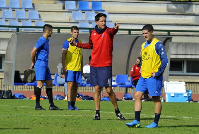 Iñigo Vélez de Mendizabal da órdenes a sus jugadores durante el entrenamiento de ayer miércoles en Artunduaga.