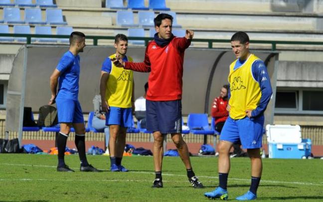 Iñigo Vélez de Mendizabal da órdenes a sus jugadores durante el entrenamiento de ayer miércoles en Artunduaga.