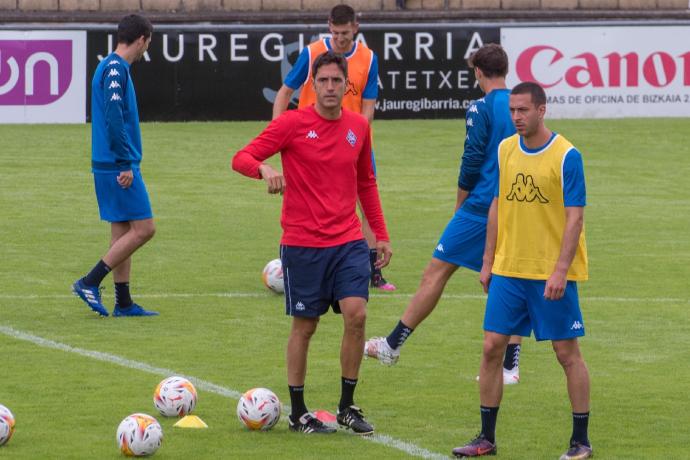 Iñigo Vélez de Mendizabal dirige un entrenamiento durante la pretemporada.