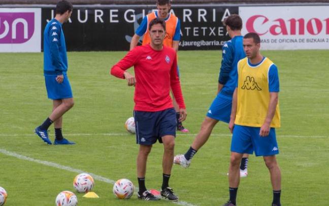 Iñigo Vélez de Mendizabal dirige un entrenamiento durante la pretemporada.