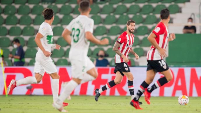 Iñigo Martínez conduce el balón en un momento del partido entre el Elche y el Athletic