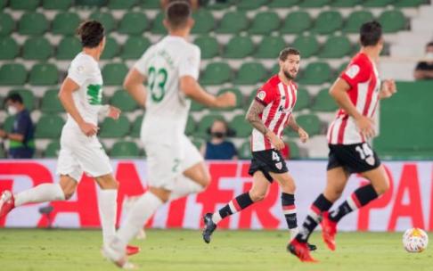 Iñigo Martínez conduce el balón en un momento del partido entre el Elche y el Athletic