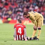 Iñigo Martínez se duele de su lesión durante el encuentro del lunes contra el Levante.