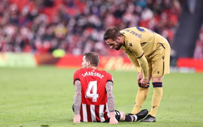 Iñigo Martínez se duele de su lesión durante el encuentro del lunes contra el Levante.