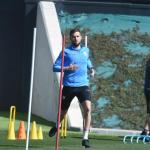 Iñigo Martínez se ejercita en Lezama, donde ha completado parte del entrenamiento junto a sus compañeros.