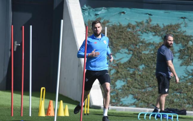 Iñigo Martínez se ejercita en Lezama, donde ha completado parte del entrenamiento junto a sus compañeros. Iñigo Martínez se ejercita en Lezama, donde ha completado parte del entrenamiento junto a sus compañeros.
