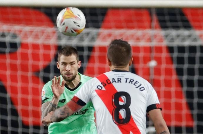 Iñigo Martínez cabecea un balón ante la presencia de Óscar Trejo.