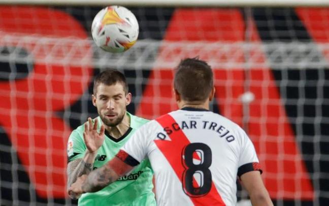 Iñigo Martínez cabecea un balón ante la presencia de Óscar Trejo. Iñigo Martínez cabecea un balón ante la presencia de Óscar Trejo.