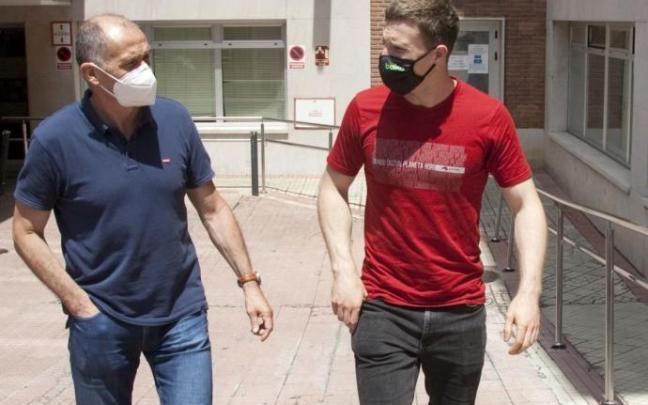 Iñigo Simón e Iñaki Artola, en la Clínica Vithas de Gasteiz. Iñigo Simón e Iñaki Artola, en la Clínica Vithas de Gasteiz.