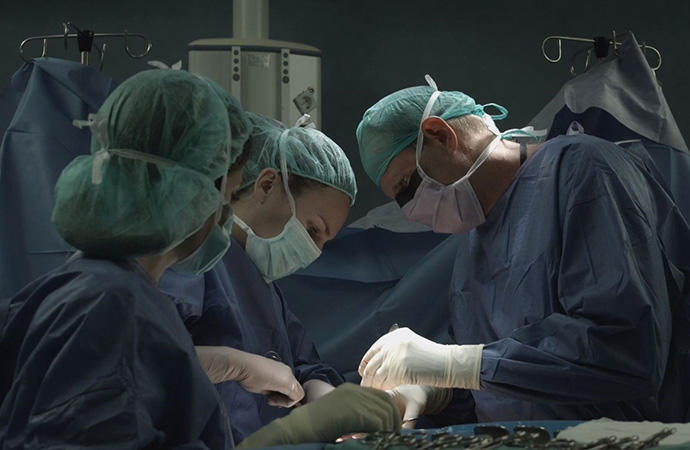 Tres sanitarios durante una operación en una imagen de archivo.