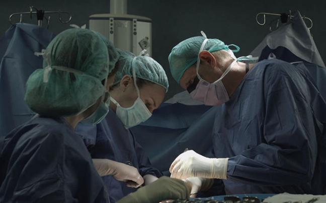 Tres sanitarios durante una operación en una imagen de archivo. Tres sanitarios durante una operación en una imagen de archivo.