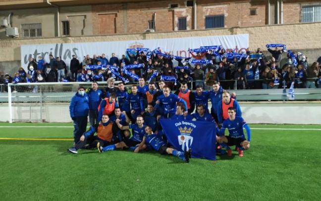 La plantilla del Injerto junto a los aficionados que viajaron hasta Utrillas.