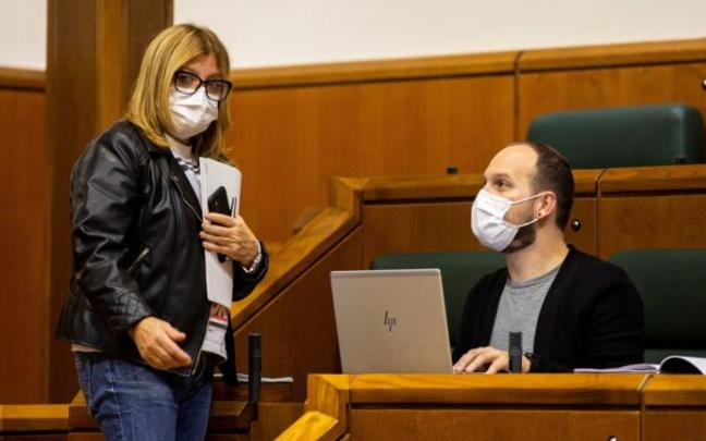 Miren Gallastegi (PSE) e Iñigo Martínez (Elkarrekin Podemos-IU), en el transcurso del pleno.