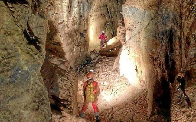 Espeleólogos de Félix Ugarte elkartea durante una exploración. Foto: N.G.
