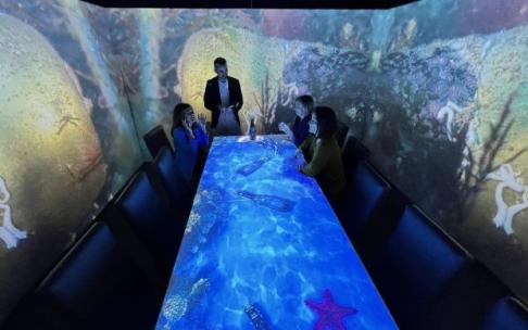 Las personas de renombre estarán guiadas dentro de la caja por un cicerone que les sumergirá en los atractivos de Bilbao y Bizkaia