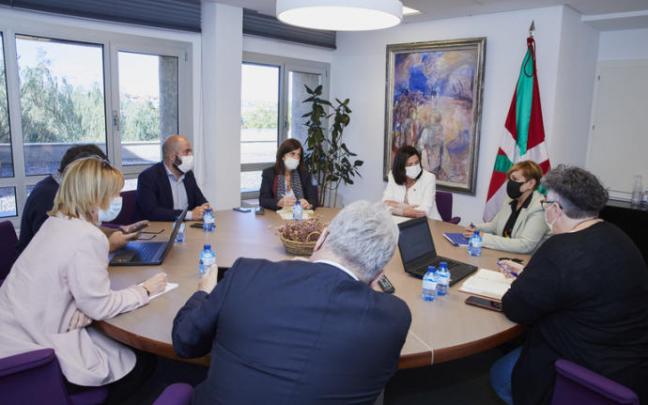 Momento de una de las reuniones entre las delegaciones vasca y canaria