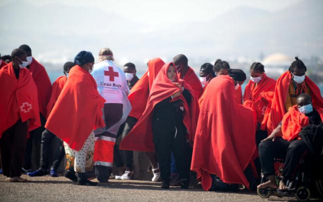 Personal de Salvamento Marítimo atendiendo a inmigrantes llegados al puerto de Arrecife Personal de Salvamento Marítimo atendiendo a inmigrantes llegados al puerto de Arrecife