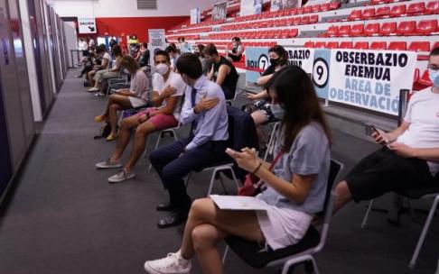 Vacunación de veinteañeros en el pabellón de La Casilla, en Bilbao. Vacunación de veinteañeros en el pabellón de La Casilla, en Bilbao.
