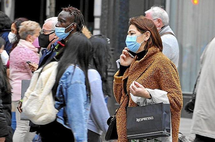 Gente paseando con mascarillas. Foto: Oskar González