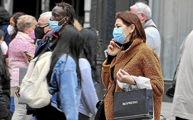Gente paseando con mascarillas. Foto: Oskar González