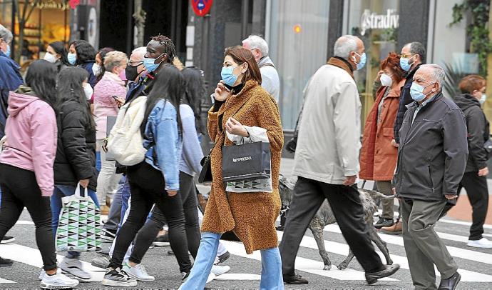 Gente paseando, la mayoría con las mascarillas. Foto: Oskar González