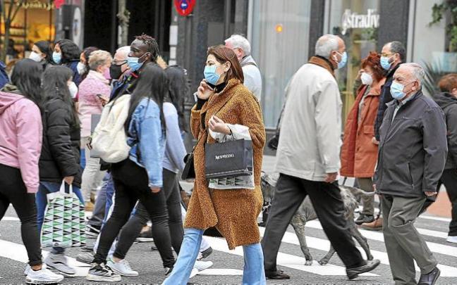 Gente paseando, la mayoría con las mascarillas. Foto: Oskar González