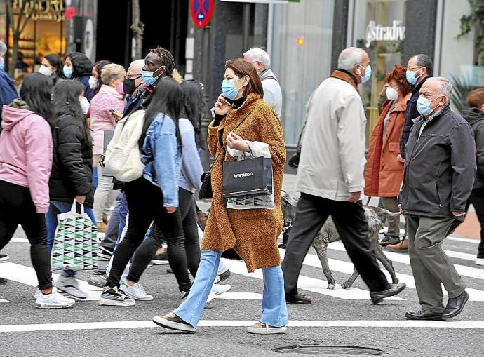 Gente paseando por la Gran Vía de Bilbao, la mayoría con las mascarillas. Foto: Oskar Gonález