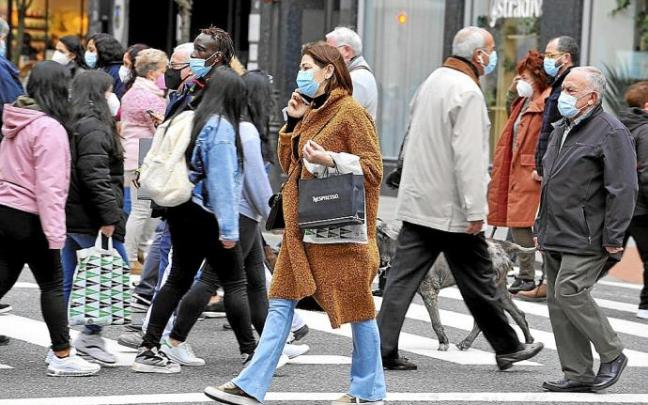 Gente paseando por la Gran Vía de Bilbao, la mayoría con las mascarillas. Foto: Oskar Gonález