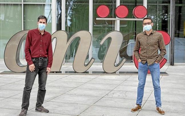 Los investigadores David Sancho, a la izquierda, y Carlos del Fresno,. Foto: Efe