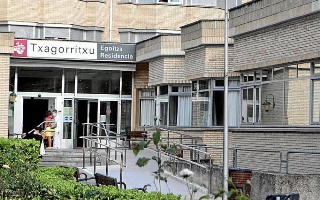 Las terceras dosis llegaron ayer a la residencia Txagorritxu de Gasteiz. Foto: Pilar Barco