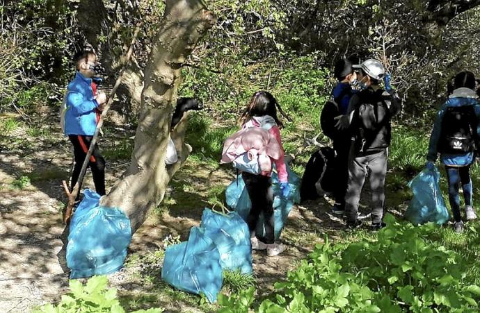 Recogida de vertidos por los parajes naturales de la localidad.